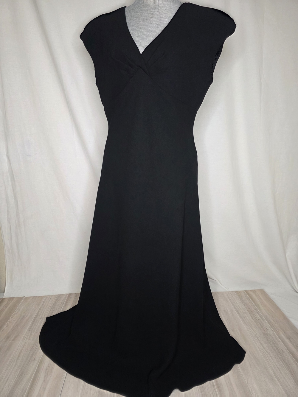 Jones Wear Black V-Neck Maxi Dress
